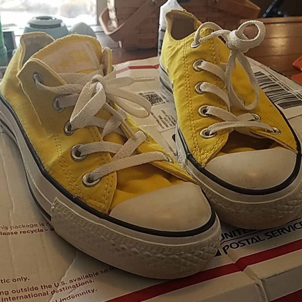 Like new Yellow low top Converse Chucks